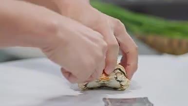 大闸蟹美食展示4k蟹黄视频的预览图
